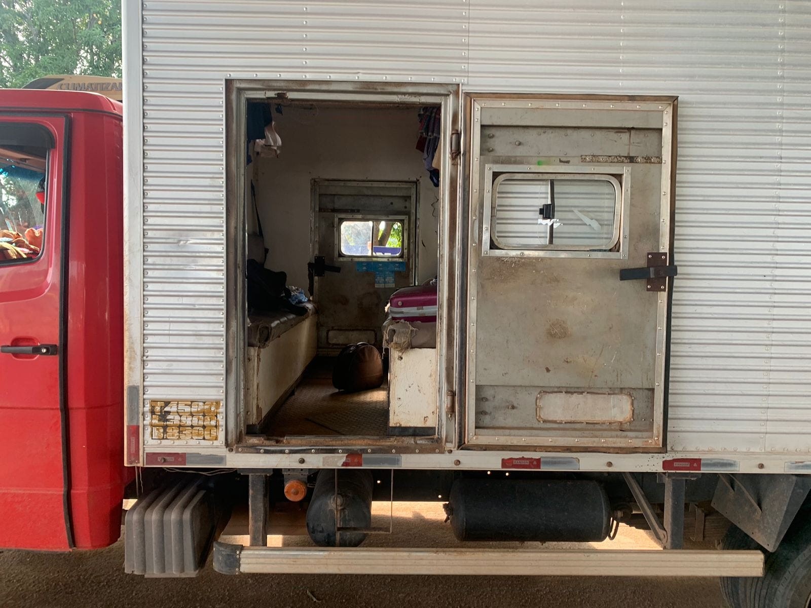10 pessoas em condições análogas à escravidão são resgatadas dentro de caminhão em Ariquemes, RO