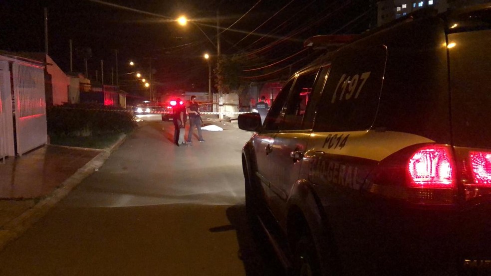 Corpo de mulher assassinada no DF foi encontrado no conjunto 4 da quadra 321 de Samambaia — Foto: Michele Mendes/TV Globo