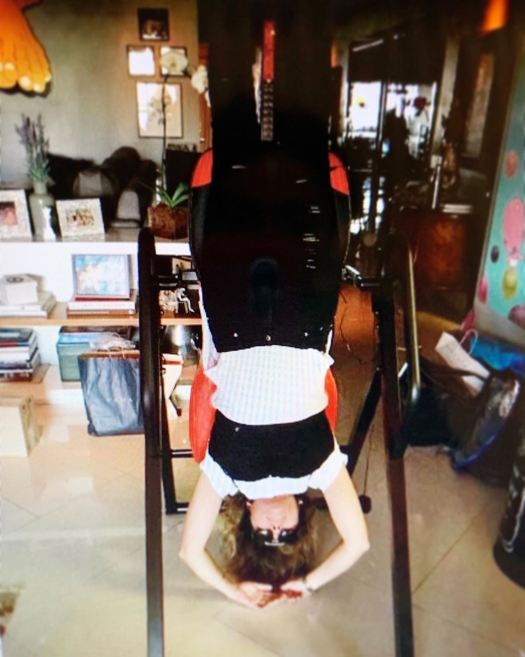Giovanna Antonelli posa de cabeça para baixo (Foto: Reprodução/Instagram)