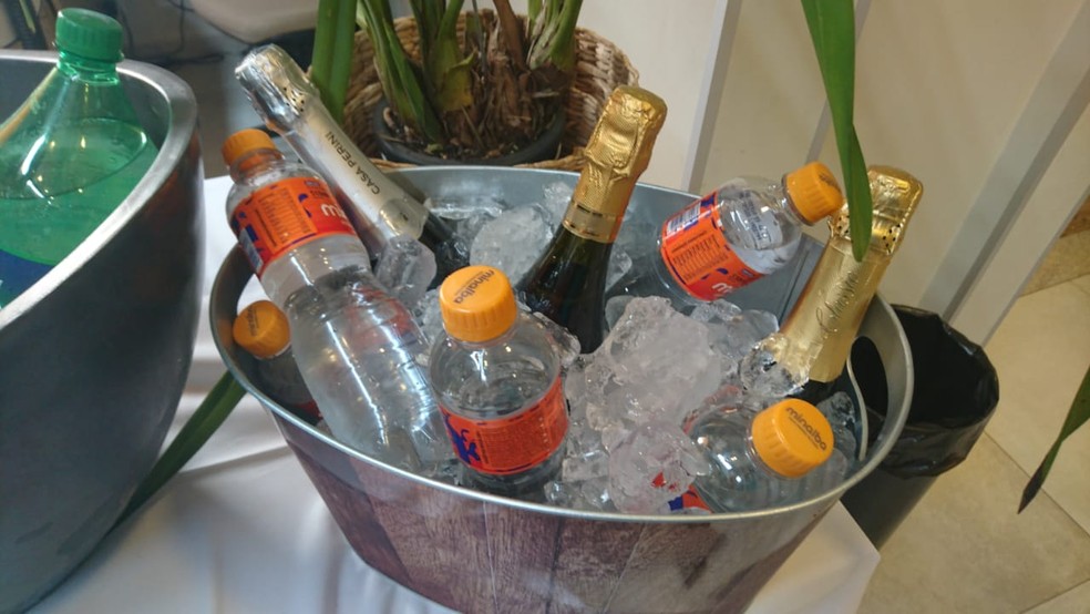 Dona Adélia fez questão de que a festa de aniversário tivesse espumante para os convidados — Foto: Júlia Nunes/G1