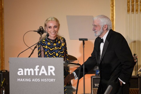 Franca Sozzani e o médico Mervyn Silverman, em gala do amafAR em 2014