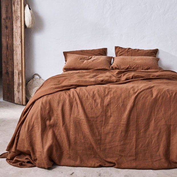 Décor do dia: roupas de cama terrosas e monocromáticas no quarto (Foto: divulgação)