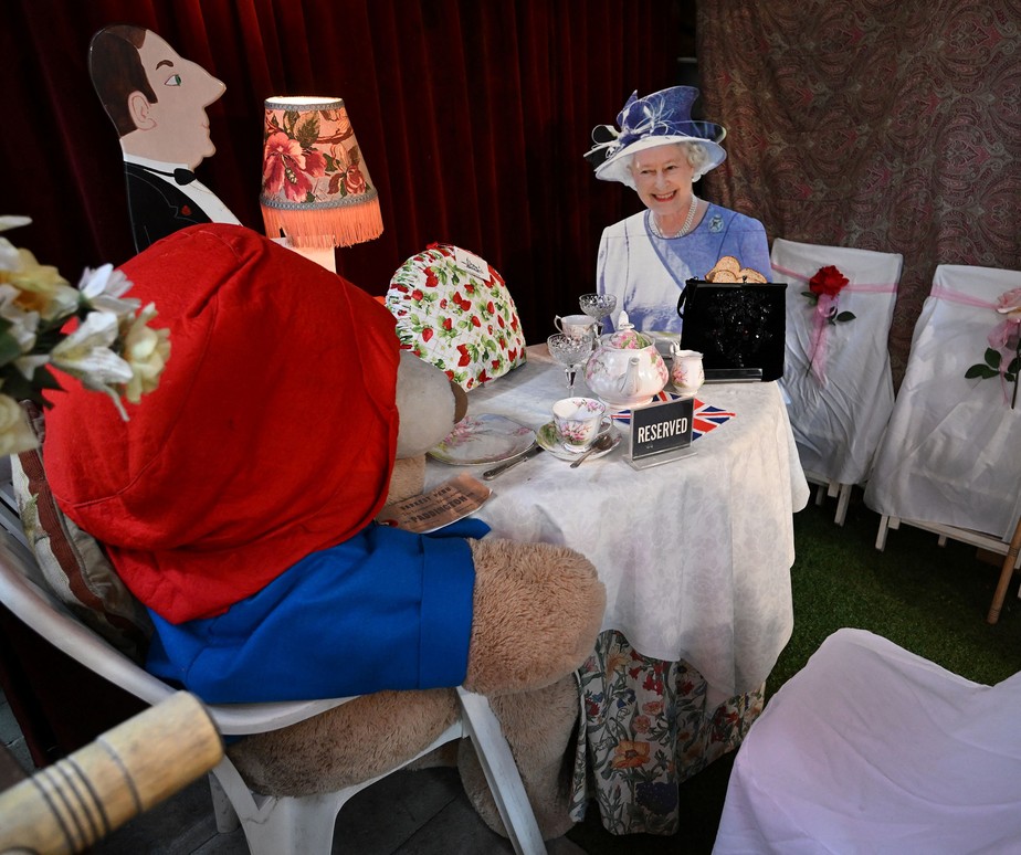 Papelão em tamanho real recortado da rainha Elizabeth II com o urso Paddington sentados em uma mesa de chá é exibido na Califórnia, após a morte da rainha