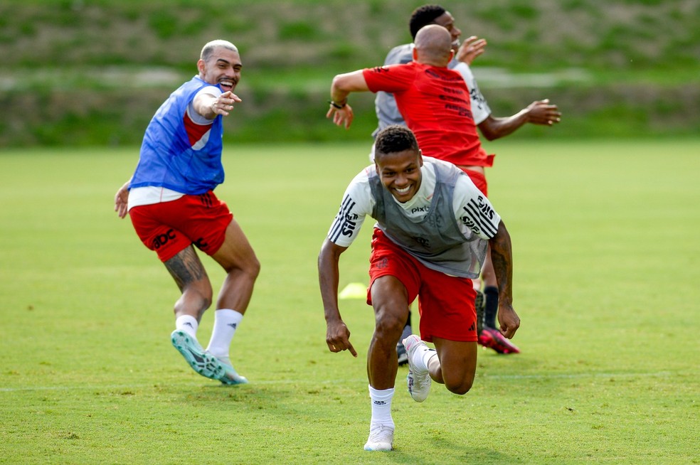 Matheus Fran&ccedil;a e Matheuzinho, durante treino no Ninho do Urubu &mdash; Foto: Divulga&ccedil;&atilde;o: Flamengo/Marcelo Cortes