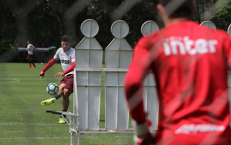 A careta e o pé direito virado: Hernanes bate na bola  (Foto:  Rubens Chiri / saopaulofc.net)