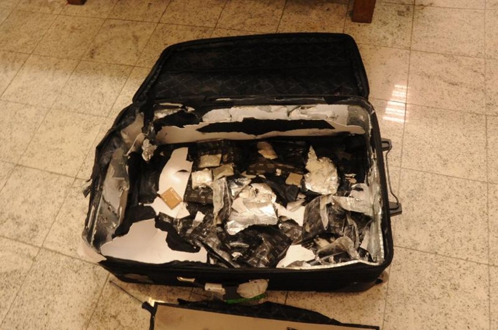 Drogas são colocadas dentro das malas e objetos (Foto: Divulgação/Polícia Federal)
