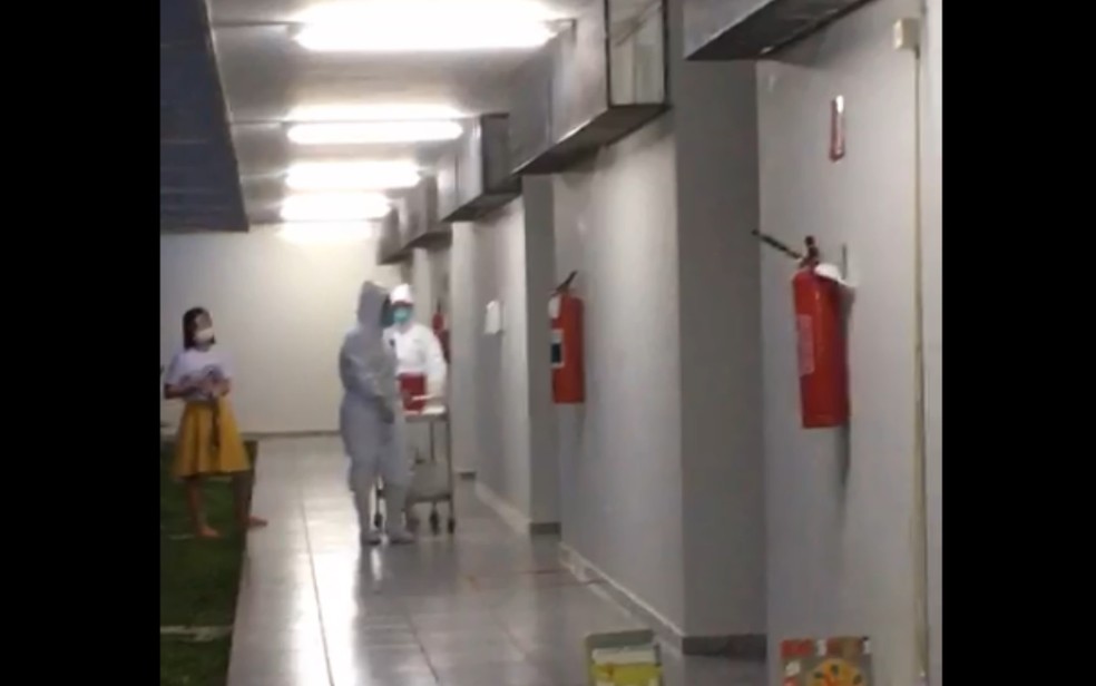 Técnicos do Lacen coletaram secreções para fazer o exame de coronavírus, em Anápolis, Goiás — Foto: Reprodução/Instagram