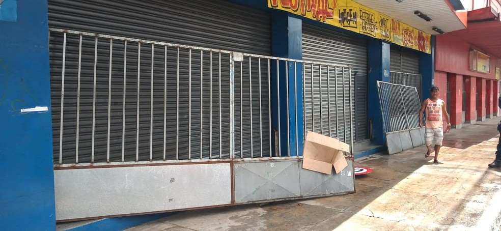 Loja foi arrombada no bairro da Calçada, em Salvador, na madrugada desta quartta-feira (25).  — Foto: Cid Vaz / TV Bahia