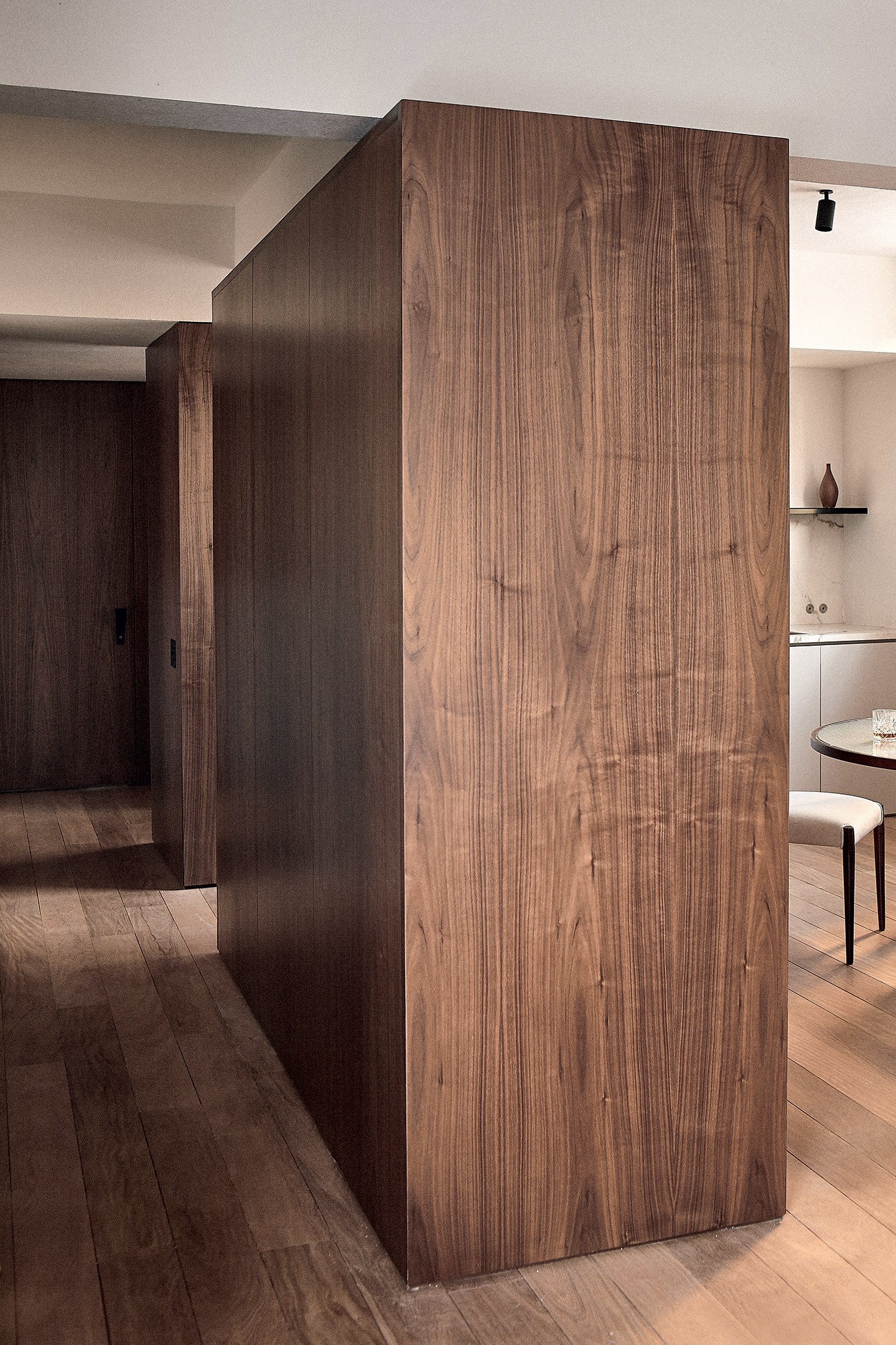 Apê de 127 m² ganha décor minimalista com referências mediterrâneas (Foto: Luiza Maraschin/Divulgação)