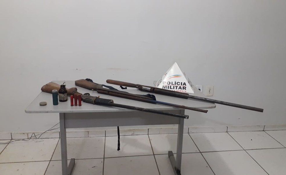 Operação da PM e IEF apreendeu armas e munições com dupla no Parque Estadual Verde Grande — Foto: Polícia Militar/Divulgação