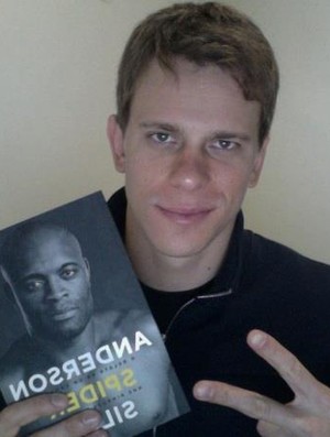 Cielo ganha o livro de Anderson Silva (Foto: Reprodução Facebook Oficial)