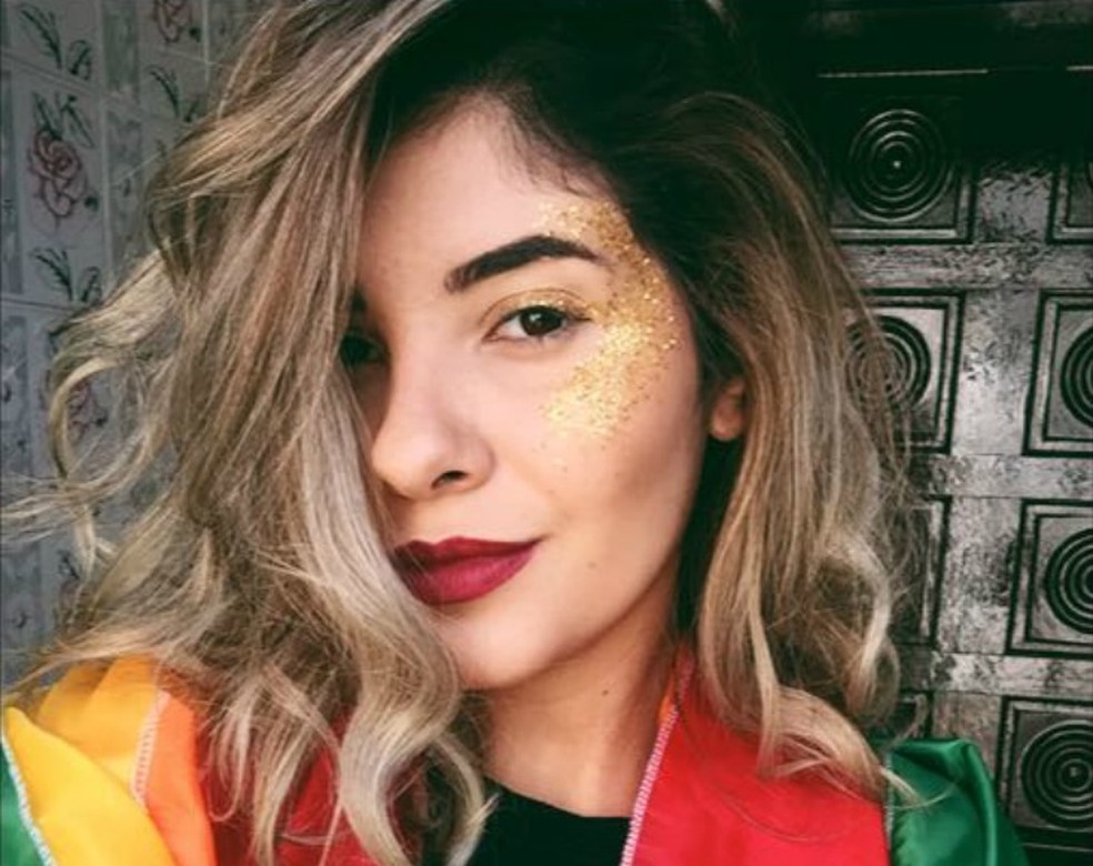 A analista Dhebora Diniz com muito glitter para curtir os blocos do carnaval em SP  (Foto: Arquivo Pessoal)