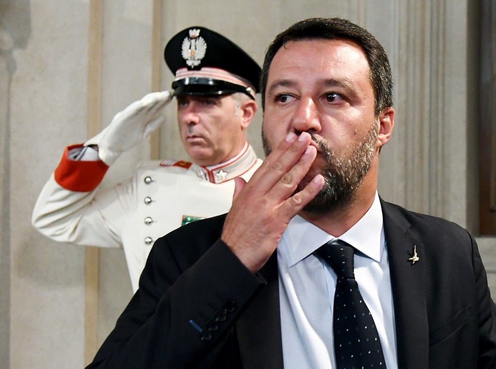 Matteo Salvini, ministro do Interior da Itália, manda beijo após encontro com presidente italiano nesta quinta-feira (21) — Foto: Vincenzo Pinto/AFP