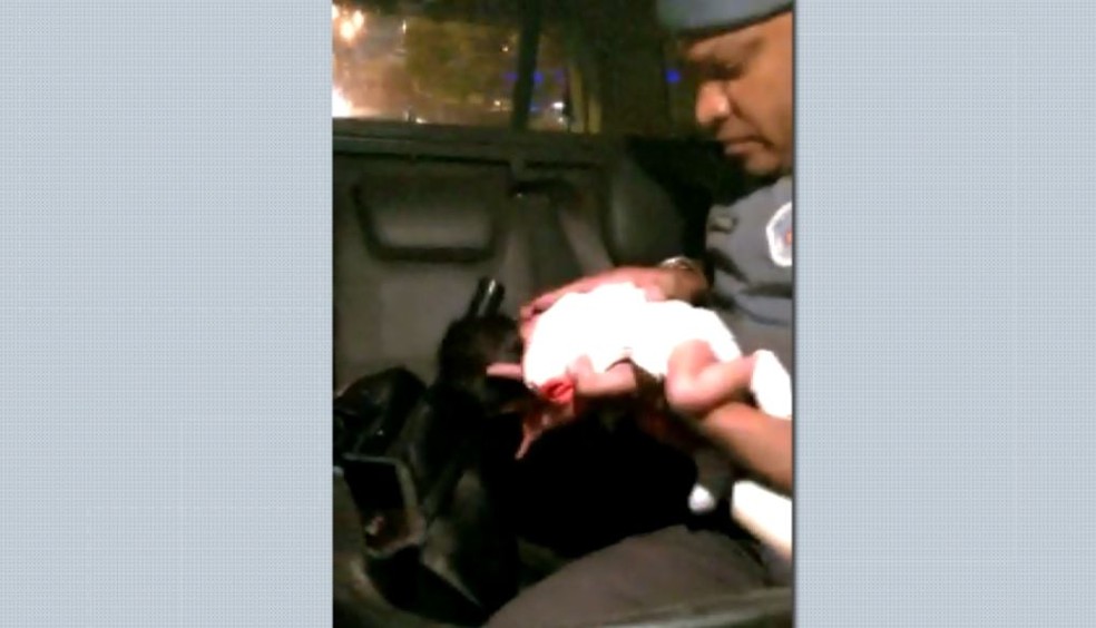 Bebê de quatro meses é salva por PM em Franca, SP — Foto: Reprodução/EPTV