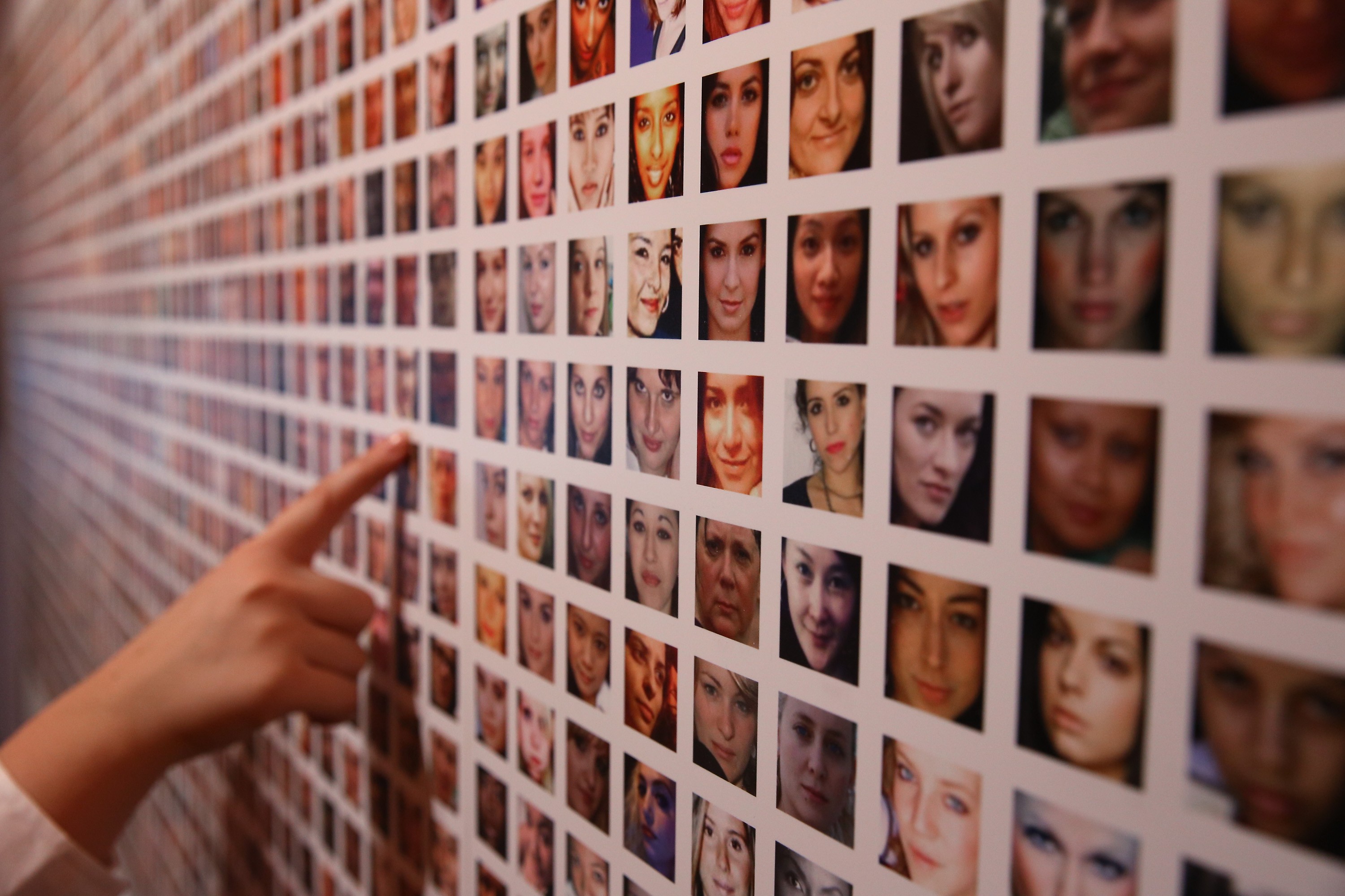 O novo sistema de reconhecimento facial do Facebook avisa os usuários quando alguém publica uma foto com eles - mesmo que não estejam marcados (Foto: Getty Images/Peter Macdiarmid)