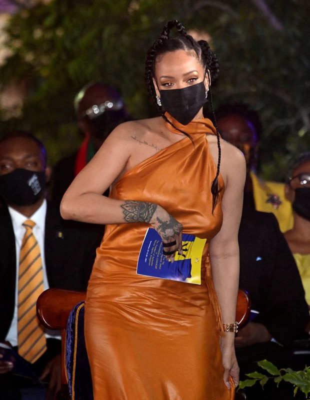 BRIDGETOWN, BARBADOS - NOVEMBER 30: Rihanna, honored as a National Hero, attends the Presidential Inauguration Ceremony at Heroes Square on November 30, 2021 in Bridgetown, Barbados. The Prince of Wales arrived in the country ahead of its transition to a  (Foto: Getty Images)