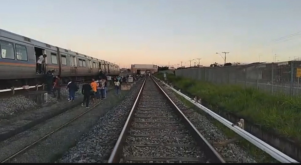 Passageiros desembarcam nos trilhos do metrô, no DF - arquivo — Foto: Arquivo pessoal