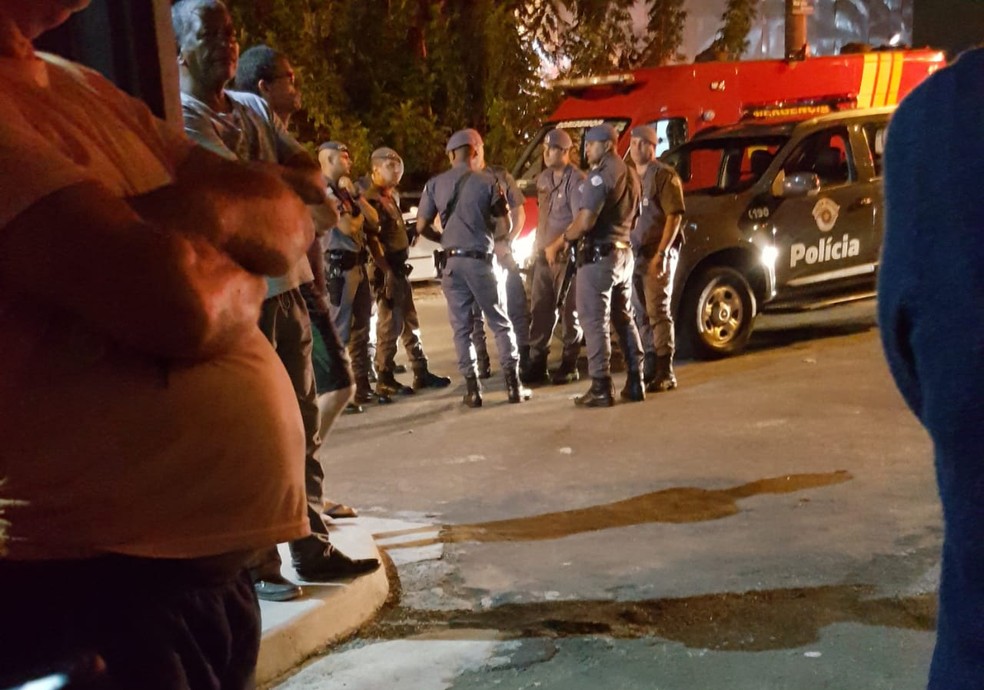 Movimentação de policiais militares após o crime em condomínio de Campinas (SP) na noite desta terça (9) — Foto: Arquivo pessoal