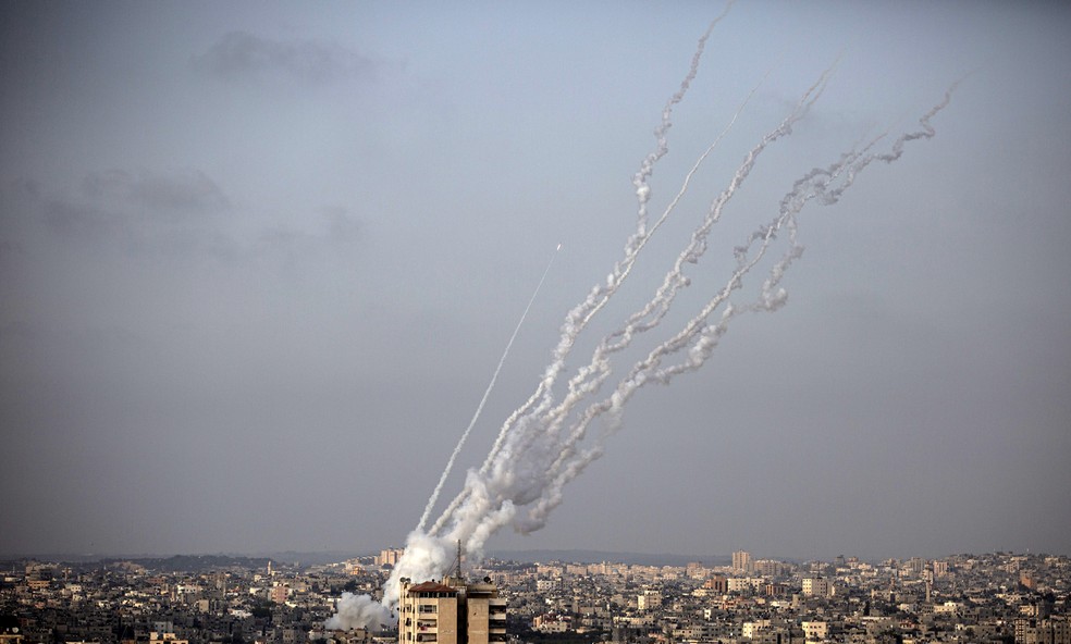 Mísseis são disparados por militantes do Hamas a partir da Faixa de Gaza em direção a Israel em 10 de maio de 2021 — Foto: Khalil Hamra/AP
