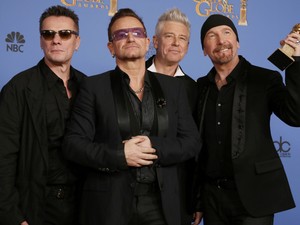 O grupo U2 vence o prêmio de melhor canção original por &#39;Ordinary love&#39;, do filme &#39;Mandela&#39;, no 71º Globo de Ouro, que acontece neste domingo (12), em Los Angeles. (Foto: REUTERS/Lucy Nicholson)