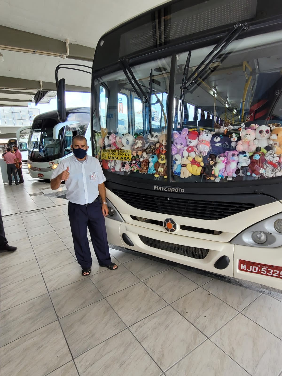 Motorista decora ônibus com bichos de pelúcia e alegra passageiros no Sul de SC; FOTOS