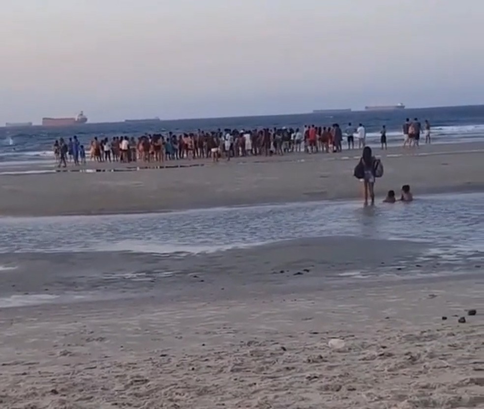 Três crianças são resgatadas após afogamento na praia do Calhau, na capital. — Foto: Reprodução/Redes sociais