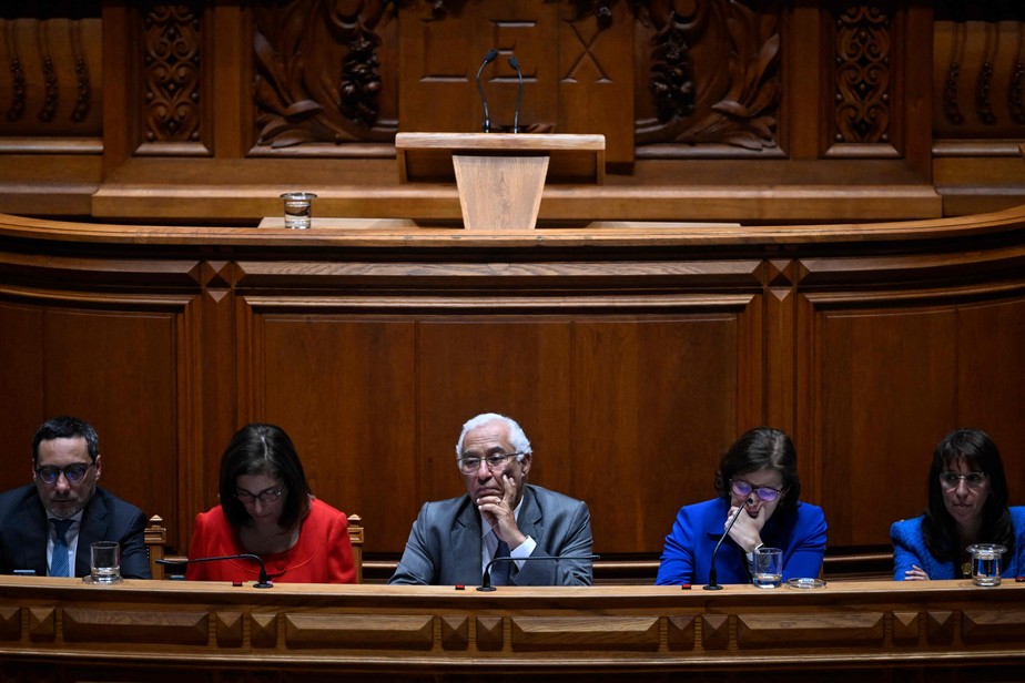 No Parlamento: Antônio Costa, ao centro, entre as ministras Catarina Mendes (vermelho) e Mariana Vieira da Silva