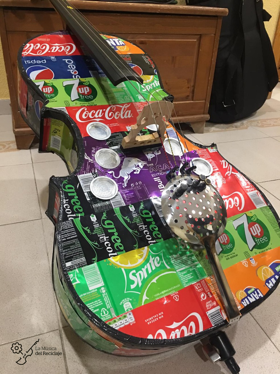 Materiais reaproveitados: violino usado no projeto foi fabricado com embalagens de refrigerantes e utensílio de cozinha — Foto: Divulgação