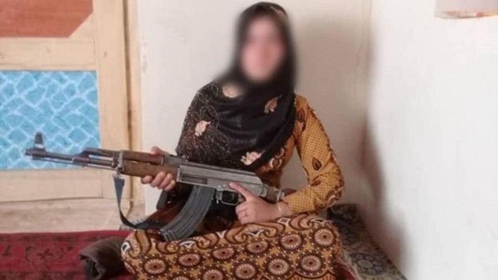 O mistério por trás da garota afegã que fuzilou talibãs com AK-47 para defender a família
