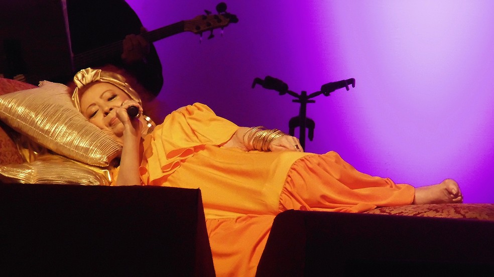 Beth Carvalho canta deitada em show no Rio de Janeiro (Foto: Mauro Ferreira)