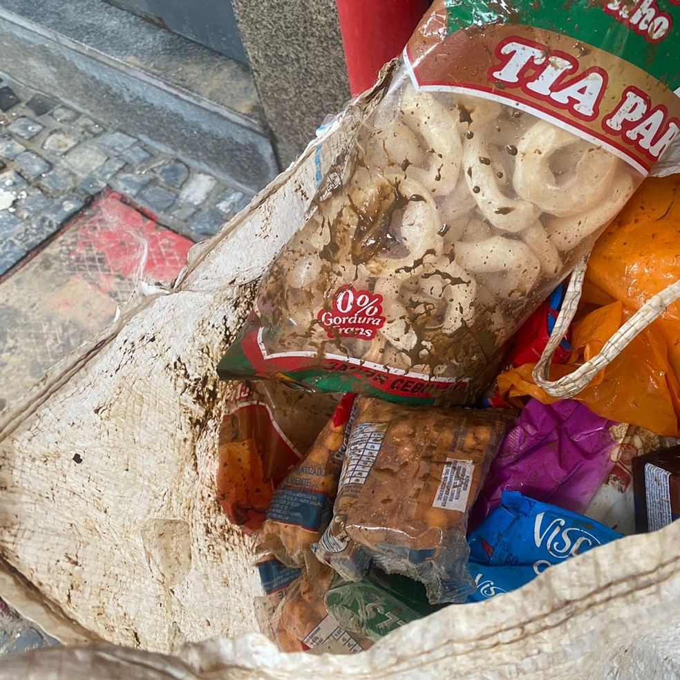 Mantimentos são recolhidos do lixo por moradores de Petrópolis — Foto: Matheus Rodrigues/g1 Rio