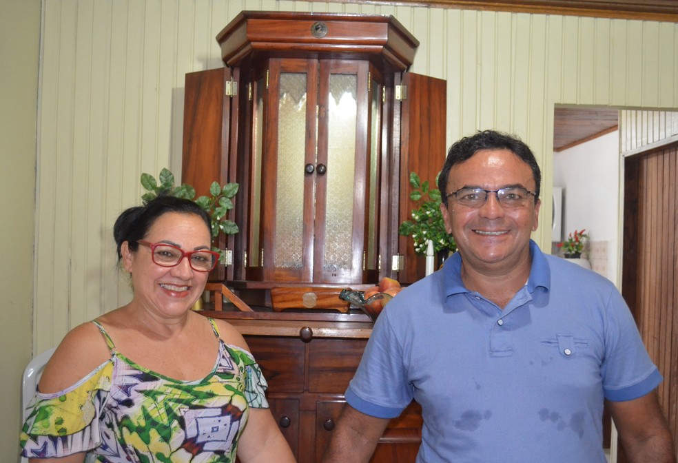 Rosângela Freitas e Laércio Souza seguem os ensinamentos de Buda, no Amapá (Foto: Rita Torrinha/G1)