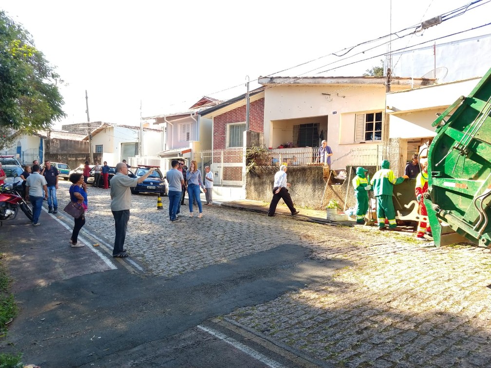Equipe terminou limpeza na casa de acumuladora em Salto â€” Foto: Jussara Lima/Jornal TaperÃ¡
