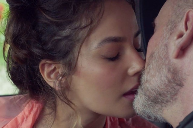 Cecília (Fernanda Marques) e Breno (Marco Ricca) se beijando em 'Um lugar ao Sol' (Foto: Reprodução)