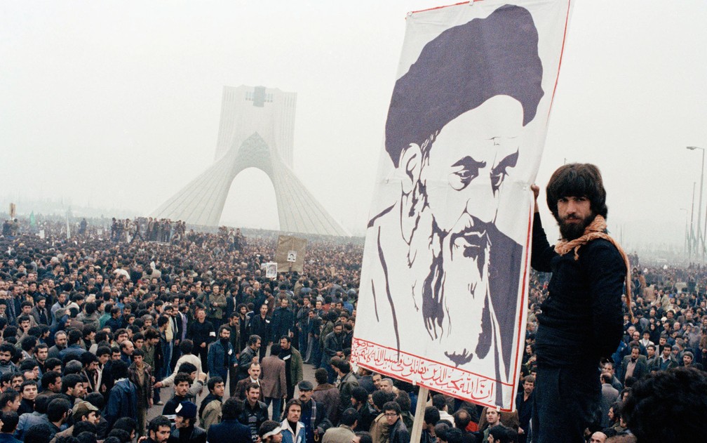 Manifestantes carregam cartaz com foto do aiatolá Khomeini, em outubro de 1978 — Foto: AP Photo, File