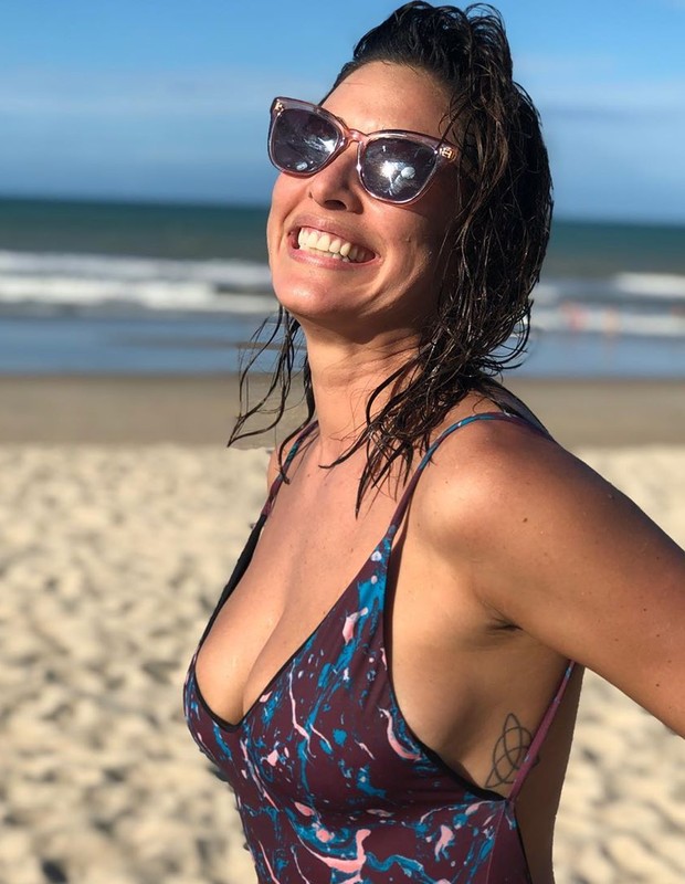 Giselle Itié na praia (Foto: Reprodução/Instagram)