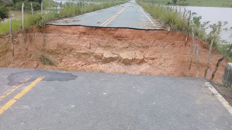 Pista na AL-210, que liga Porto de Pedras e Porto Calvo, cedeu por causa das chuvas — Foto: BPRv