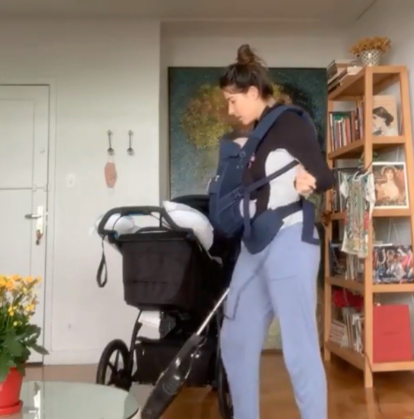 Gisele Itiê mostra vida real e aspira a casa com bebê no colo (Foto: Reprodução Instagram)