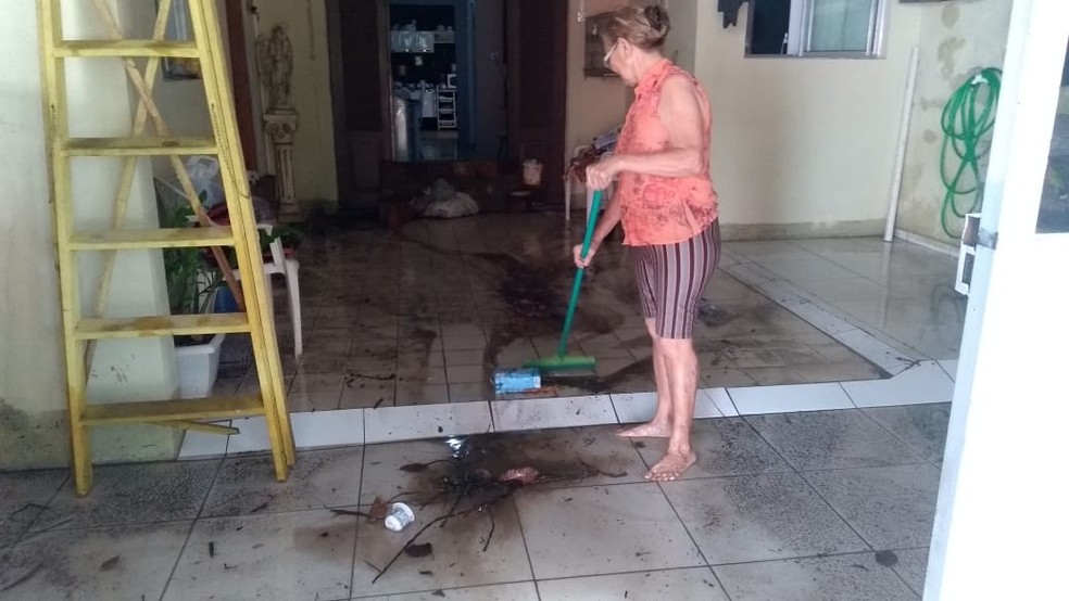 Moradora limpa casa apÃ³s alagamento na Zona Norte de Natal â€” Foto: Lucas Cortez/Inter TV Cabugi