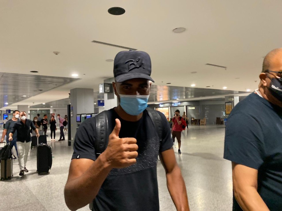 Thiago Santos chega a Porto Alegre para assinar com o Grêmio — Foto: Lucas Bubols