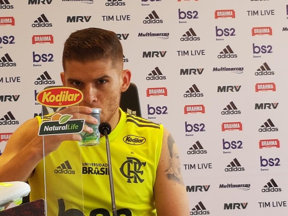 Cu&eacute;llar durante a entrevista nesta ter&ccedil;a de manh&atilde;, no Ninho &mdash; Foto: Marcelo Baltar / GloboEsporte.com