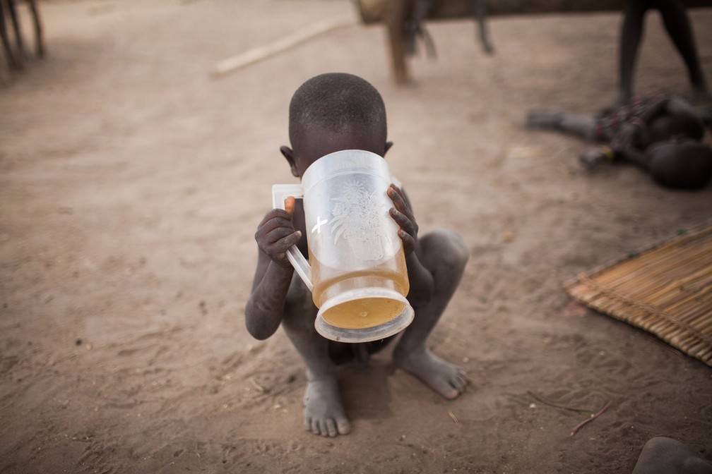 Criança da etnia Mundari bebe água suja; acesso a àgua potável era a principal demanda do grupo (Foto: Bruno Feder)