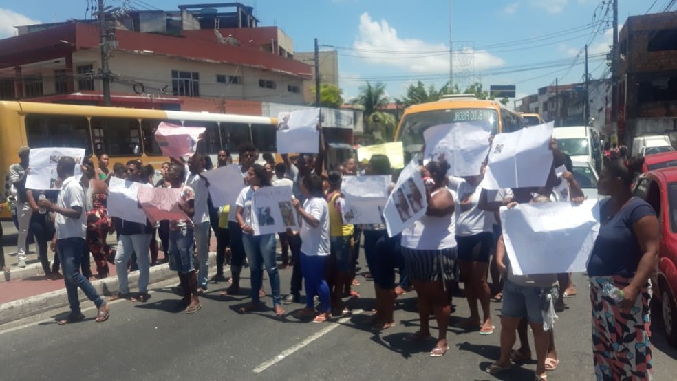 Manifestação ocorre na Avenida Suburbana e deixa trânsito lento sentido Calçada.  — Foto: Andrea Silva / TV Bahia