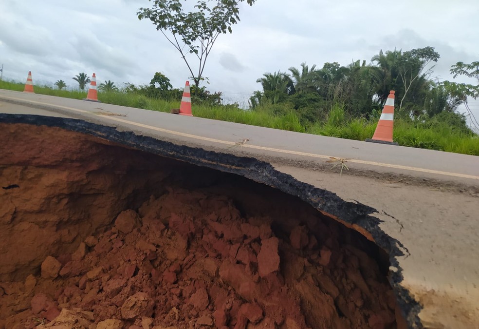 Acre fica isolado por via terrestre após crateras se abrirem em trecho da BR-364 em Extrema (RO) — Foto: Arquivo/Dnit
