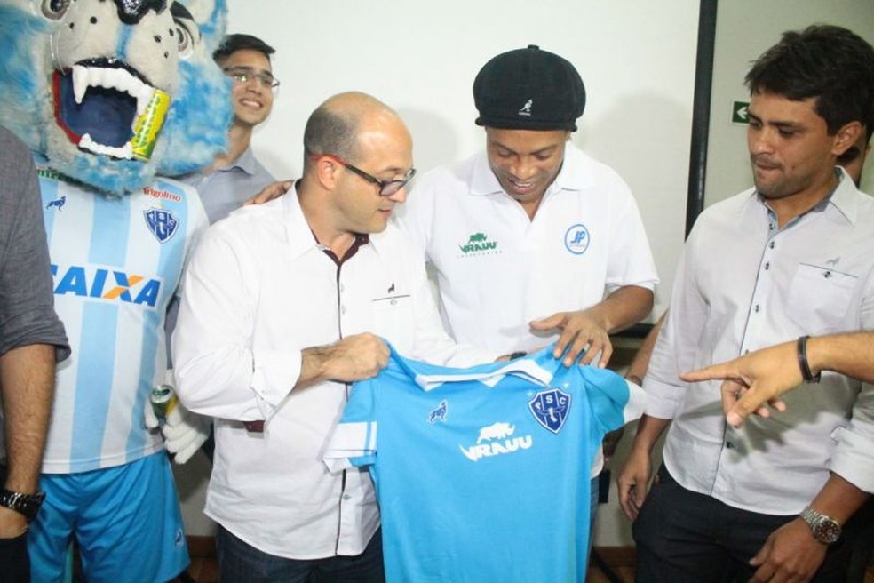 Ronaldinho recebe a camisa do Paysandu das mãos do presidente do clube, Tony Couceiro (Foto: Fernando Torres/Paysandu)