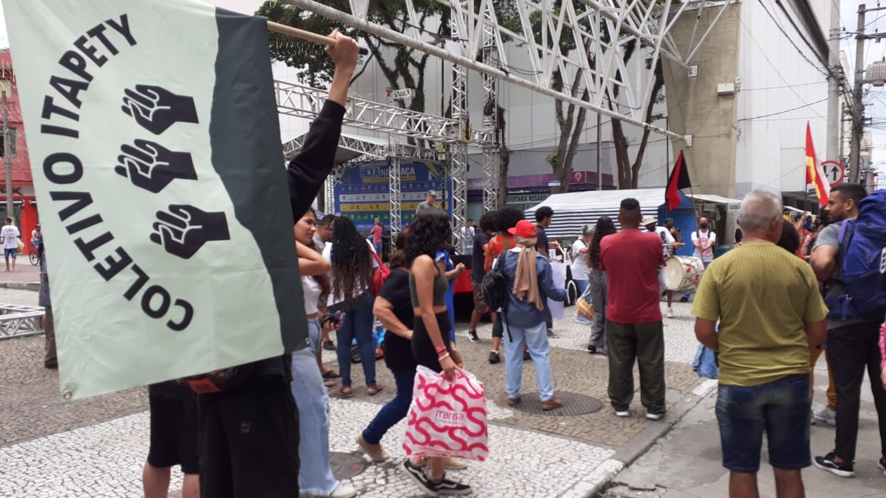 Manifestantes protestam contra ataques racistas a família de jovem baleado em Mogi das Cruzes