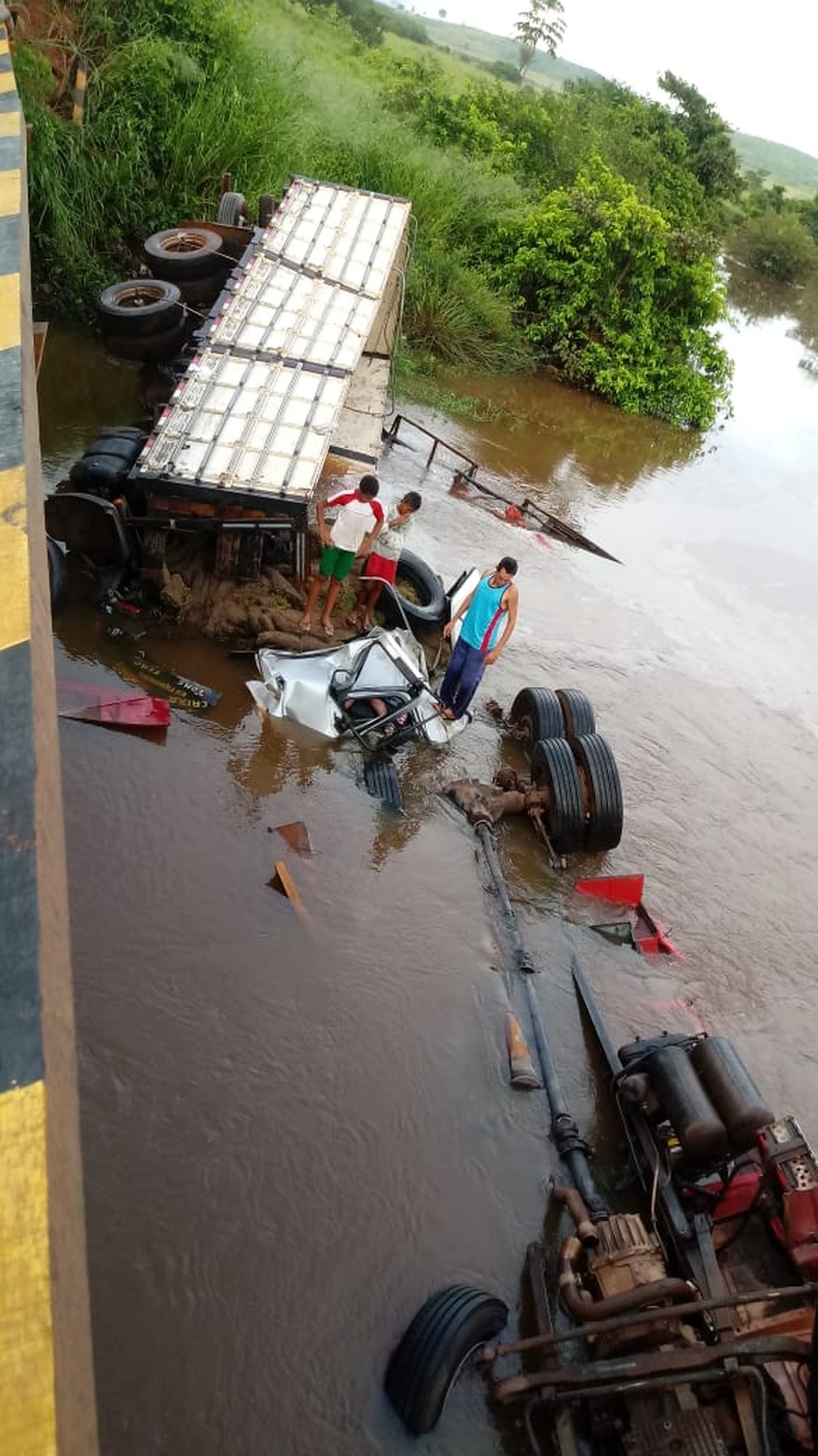 Os caminhões vinham na mesma direção, um deles perdeu o controle e os veículos caíram da ponte — Foto: Reprodução/TV Liberal