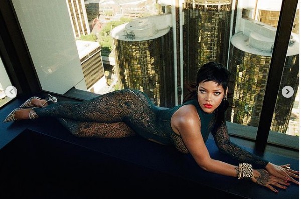 A cantora Rihanna em ensaio para sua marca de roupas (Foto: Instagram)