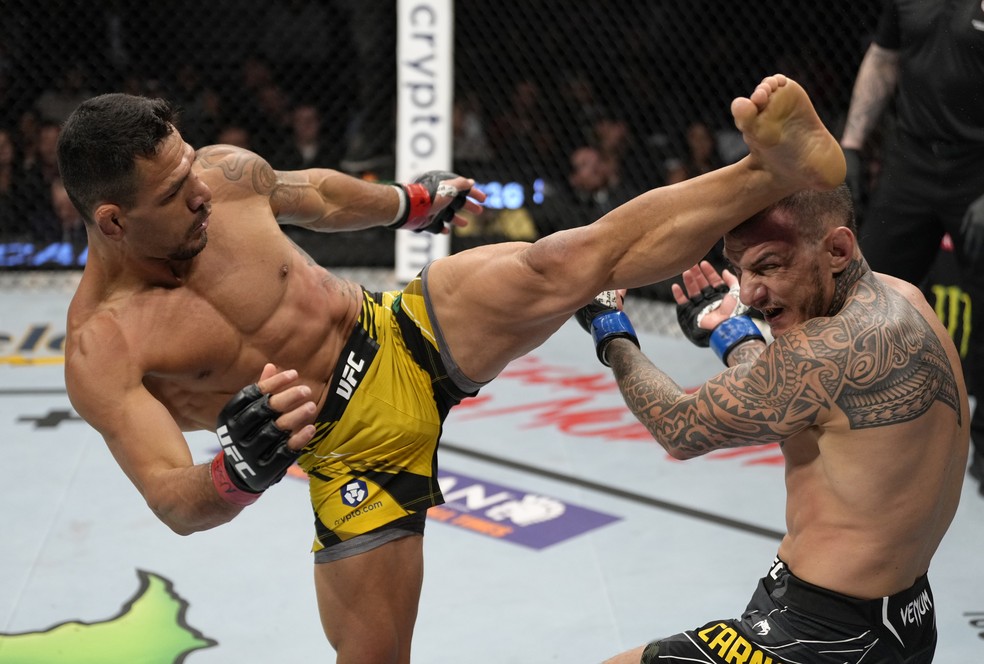 Rafael dos Anjos acerta um chute alto em Renato Moicano no UFC 272 — Foto: Getty Images