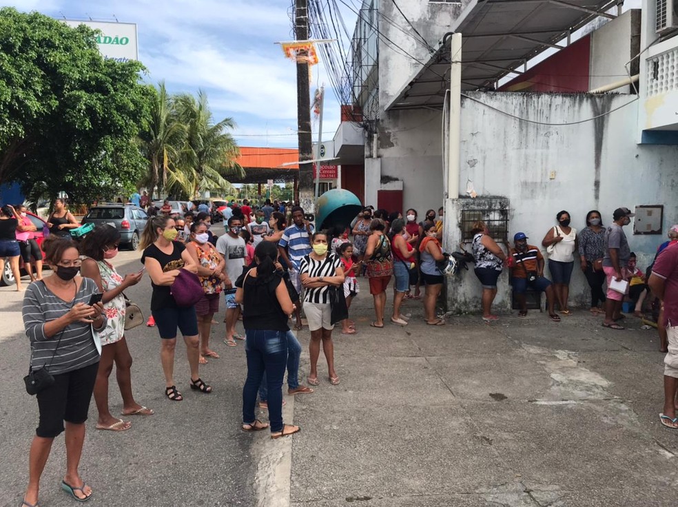 Pessoas enfrentam fila e aglomeração para tentar atualizar cadastro do Bolsa Família em Natal. — Foto: Kleber Teixeira/Inter TV Cabugi